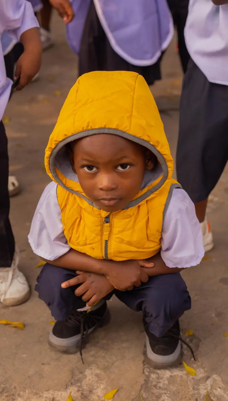 Un enfant de la maternelle au capuchon jaune