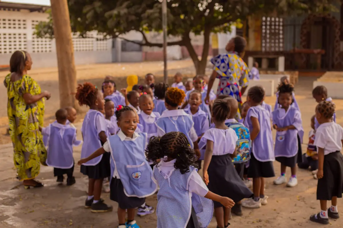 Les enfants de la maternelle dans la cour