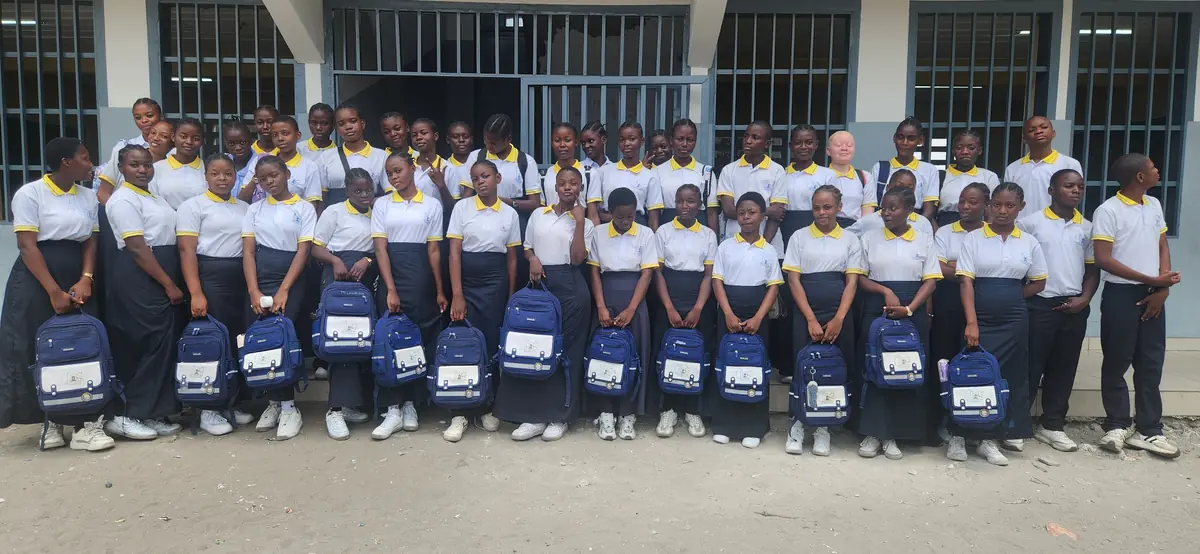Élèves du Collège Père Palmiro avec leurs cartables
