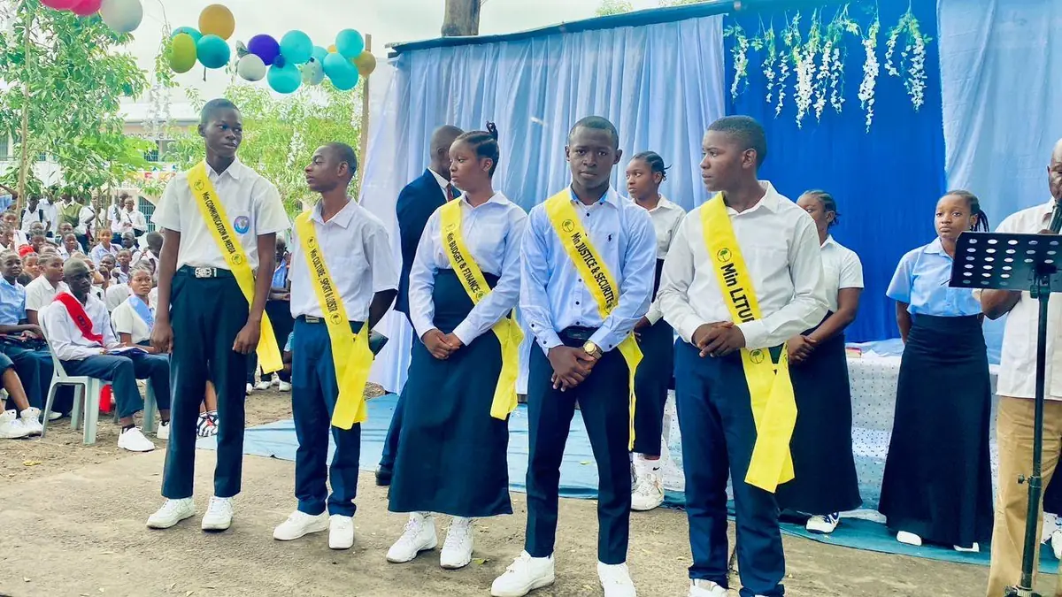 Élèves portant l’écharpe jaune lors de la célébration