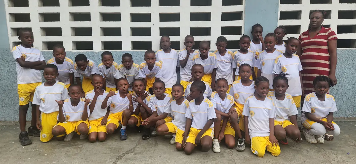 Élèves du primaire en tenue de sport
